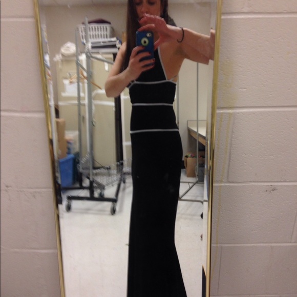 Stunning black and white gown! - Picture 3 of 4